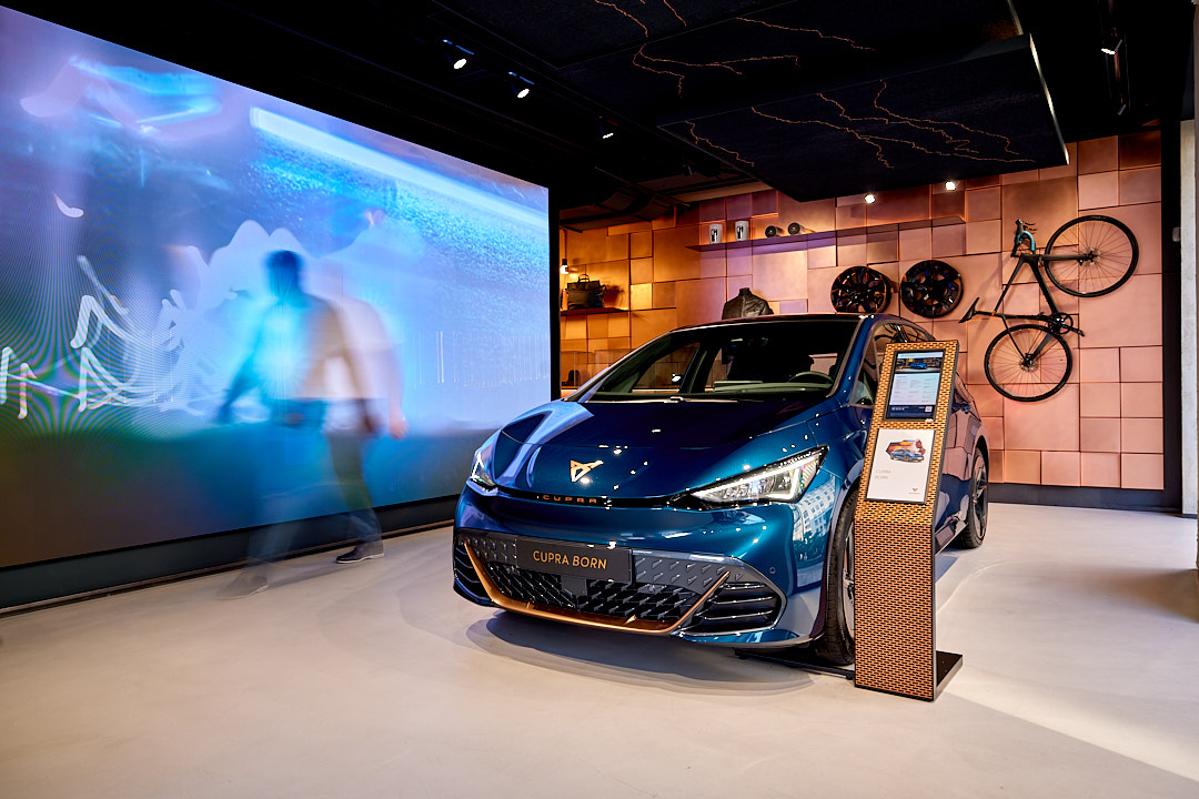 CUPRA Milano – Stil trifft Funktion im Showroom-Design